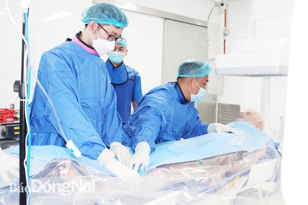 Bác sĩ, nhân viên y tế Bệnh viện Đa khoa khu vực Long Khánh chuẩn bị cho ca phẫu thuật tại bệnh viện