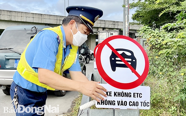Thanh tra Giao thông Cục Quản lý đường bộ IV đặt biển cấm xe chưa dán thu phí không dừng không vào cao tốc TP.HCM - Long Thành - Dầu Giây