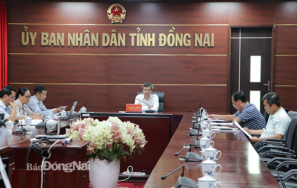 Giám đốc Sở GT-VT Lê Quang Bình chủ trì buổi làm việc tại đầu cầu Đồng Nai. Ảnh: Phạm Tùng
