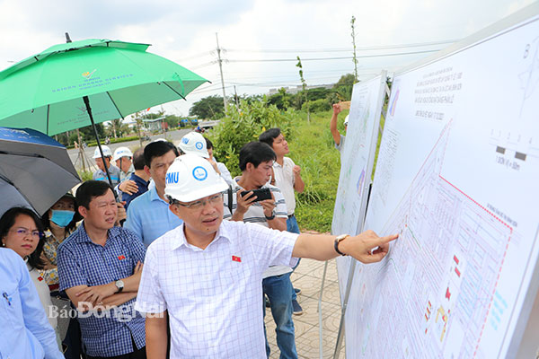 Đoàn giám sát nghe báo cáo tiến độ xây dựng Khu tái định cư Lộc An - Bình Sơn. Ảnh: Phạm Tùng