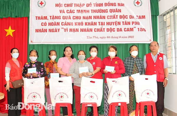  Hội Chữ thập đỏ tỉnh tặng quà cho nạn nhân da cam có hoàn cảnh khó khăn ở H.Tân Phú. 