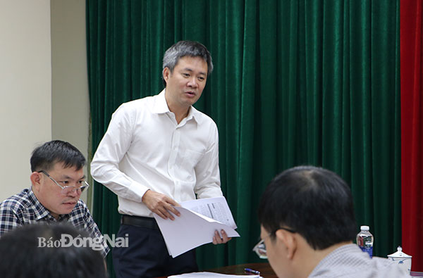 Giám đốc Sở GT-VT Lê Quang Bình phát biểu ý kiến tại buổi làm việc. Ảnh: Phạm Tùng