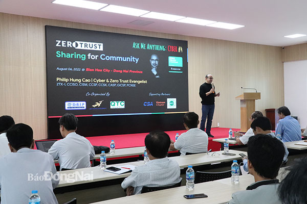 Kiến trúc sư Giải pháp công nghệ Philip Hung Cao trình bày tại buổi tọa đàm Zero Trust sharing for Dong Nai. Ảnh: H.Yến