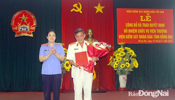 Phó viện trưởng Viện KSND tối cao Nguyễn Hải Trâm trao quyết định bổ nhiệm ông Nguyễn Mạnh Thắng giữ chức Viện trưởng Viện KSND tỉnh