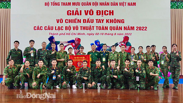 Đại tá - võ sư Vũ Văn Điền, Chỉ huy trưởng Bộ Chỉ huy quân sự tỉnh chúc mừng thành tích của đội nhà