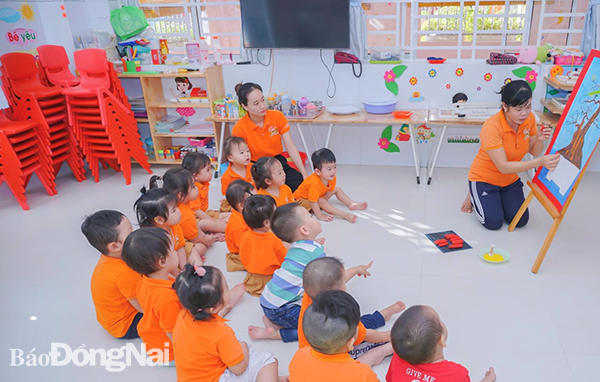 Giáo viên một trường mầm non tư thục tại P.Trảng Dài (TP.Biên Hòa) hướng dẫn trẻ vui chơi