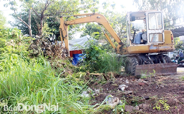  Xe múc được huy động để san lấp đất và dọn rác tại KP.5, P.Hố Nai, TP.Biên Hòa