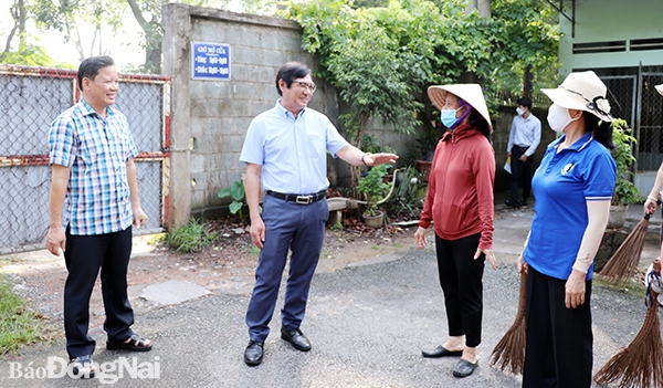 Phó chủ tịch UBND tỉnh Nguyễn Sơn Hùng trò chuyện cùng người dân tham gia dọn vệ sinh môi trường tại P.Long Bình
