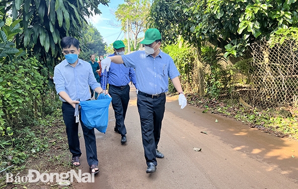 Lãnh đạo TP.Long Khánh ra quan dọn dẹp vệ sinh môi trường tại P.Suối Tre