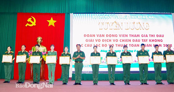 Thượng tá Nguyễn Tấn Linh, Phó chỉ huy trưởng, Tham mưu trưởng khen thưởng các quân nhân đoạt giải cao tại giải. Ảnh: Nguyệt Hà
