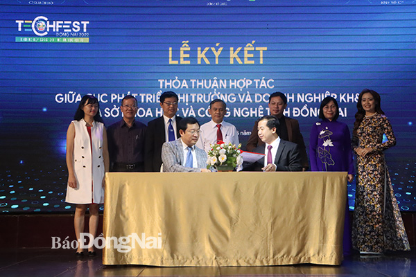 Ký kết hợp tác giữa Cục Phát triển doanh nghiệp và thị trường KHCN với Sở KH-CN Đồng Nai. Ảnh: Vương Thế