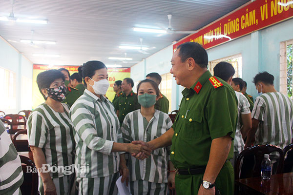 Phó giám đốc Công an tỉnh - đại tá Lê Quang Nhân chúc mừng các phạm nhân được đặc xá dịp 2-9 tại Trại tạm giam B5, Công an tỉnh