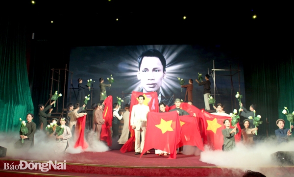 Một cảnh trong vở cải lương Nợ nước non được Nhà hát Cải lương Việt Nam công diễn tại TP.Biên Hòa năm 2022. Ảnh: L.Na