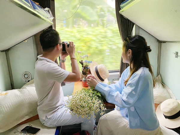 Khách du lịch đi tuyến Biên Hòa - Long Khánh chụp hình lưu niệm, check in trên tàu hỏa. Ảnh: THỦY MỘC
