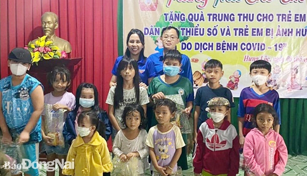 Đoàn đến trao quà cho các em thiếu nhi có hoàn cảnh khó khăn tại xã Hưng Lộc