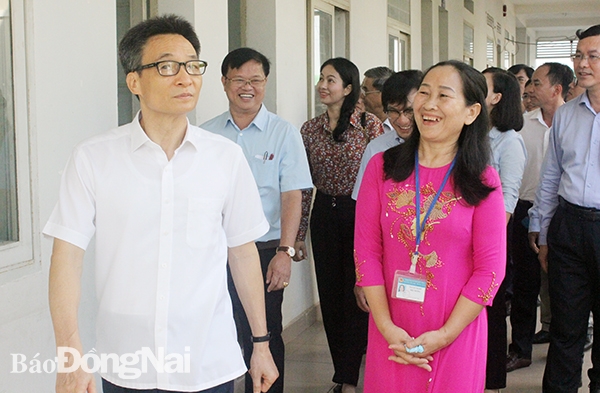 Phó Thủ tướng Vũ Đức Đam hỏi Hiệu trưởng Trường tiểu học Phước Tân 2 có kiến nghị gì với các cấp lãnh đạo