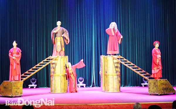 Một cảnh trong vở kịch Thành Thăng Long thuở ấy công diễn tại TP.Biên Hòa