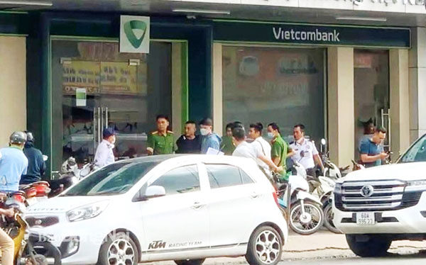 Công an có mặt tại hiện trường điều tra vụ cướp tiền tại Phòng giao dịch Tam Phước - chi nhánh TP.Biên Hòa, Vietcombank. Ảnh: CTV