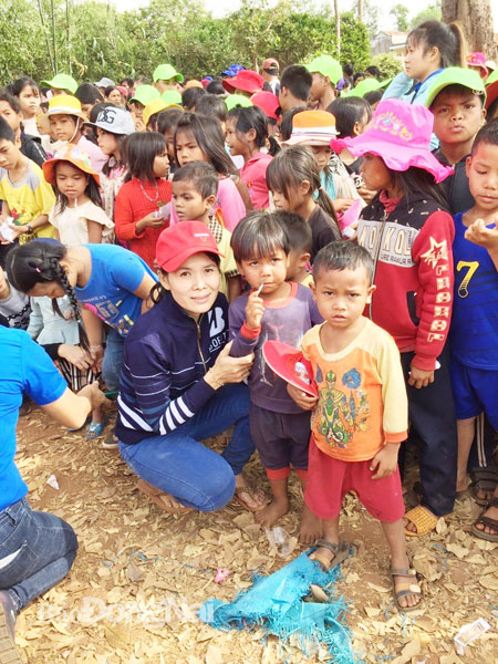 Nhóm thiện nguyện Chung một tấm lòng trao quà cho người già và trẻ em nghèo tại xã Ya Hội, H.Đắk Pơ, tỉnh Gia Lai đầu tháng 9-2022. Ảnh: Nhóm TN