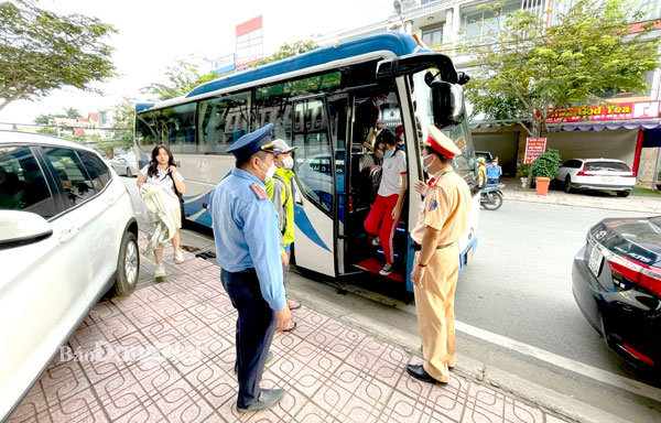 Lực lượng chức năng TP.Biên Hòa kiểm tra xe đưa rước học sinh tại P.Bửu Long (TP.Biên Hòa). Ảnh: Đ.Tùng