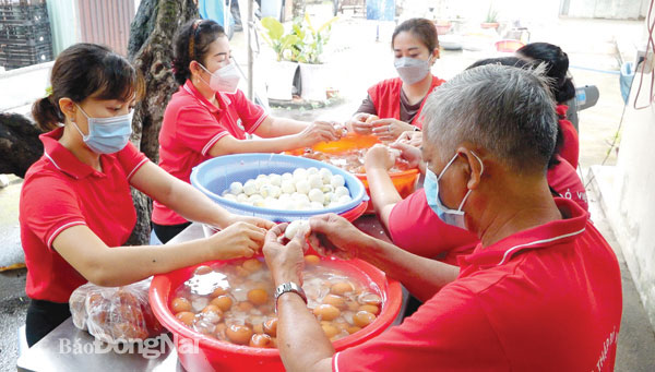 Các thành viên trong đoàn bóc 1 ngàn quả trứng cho kịp giờ ăn trưa của bệnh nhân
