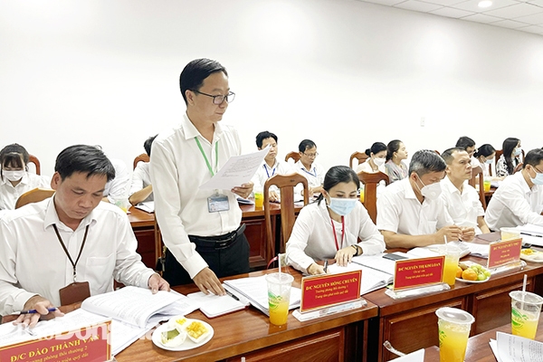 Các đảng viên Chi bộ Trung tâm Phát triển quỹ đất TP.Biên Hòa tham gia phát biểu ý kiến tại kỳ sinh hoạt chi bộ tháng 8-2022