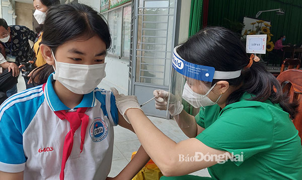 Tiêm vaccine Moderna mũi 1 cho học sinh trên địa bàn TP.Biên Hòa hồi tháng 4-2022. Ảnh: Hạnh Dung