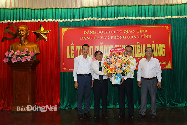 Đảng ủy Văn phòng UBND tỉnh chúc mừng Phó chủ tịch UBND tỉnh Nguyễn Sơn Hùng nhận Huy hiệu 30 năm tuổi Đảng. Ảnh: Huy Anh
