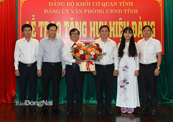 Chi bộ 3, nơi đồng chí Nguyễn Sơn Hùng sinh hoạt, chúc mừng đồng chí nhận Huy hiệu 30 năm tuổi Đảng. Ảnh: Huy Anh