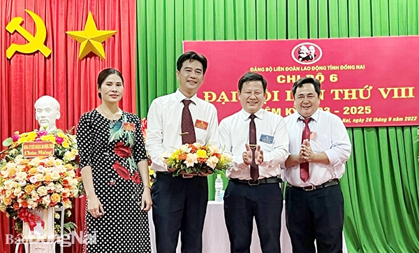  Đảng ủy Liên đoàn Lao động tỉnh tặng hoa chúc mừng Ban chi ủy khóa mới ra mắt nhận nhiệm vụ