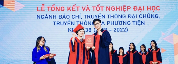 PGS-TS Đỗ Thị Thu Hằng trao bằng tốt nghiệp cho sinh viên