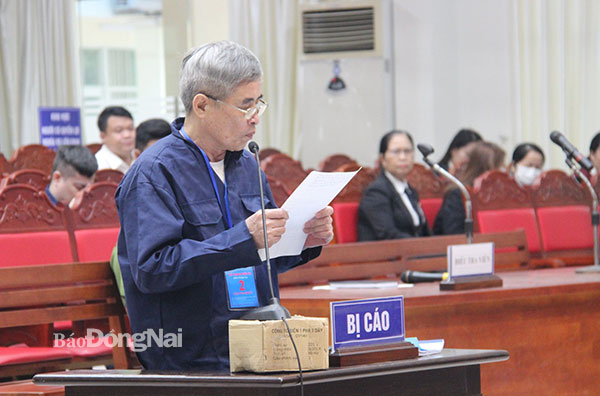 Bị cáo Phan Thanh Hữu trình bày lời khai trước HĐXX vào chiều 28-10 bằng văn bản đã được soạn trước. Ảnh: Trần Danh