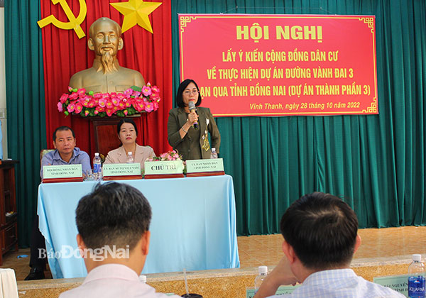 Phó chủ tịch UBND tỉnh Nguyễn Thị Hoàng giải đáp nguyện vọng của người dân xã Vĩnh Thanh. Ảnh:  Hoàng Lộc
