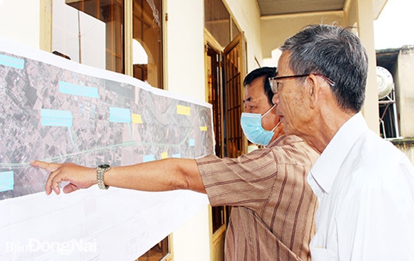 Người dân xã Vĩnh Thanh (H.Nhơn Trạch) xem thông tin dự án thành phần 3, đường vành đai 3 - TP.HCM. Ảnh: H.Lộc