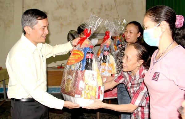 5 gia đình tiêu biểu được nhận quà của Thành ủy - HĐND - UBND - Ủy ban MTTQ Việt Nam TP.Biên Hòa trong Ngày hội Đại đoàn kết toàn dân tộc diễn ra tại KP.11, P.Hố Nai. Ảnh: Sông Thao