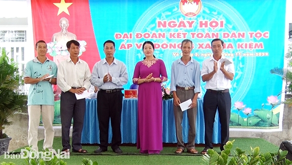 Phó chủ tịch UBMTTQ Việt Nam tỉnh Lưu Thị Hà tặng quà cho các gia đình văn hóa tiêu biểu của ấp Võ Dõng 3, xã Gia Kiệm