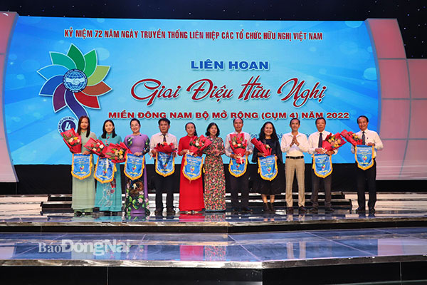 Phó chủ tịch HĐND tỉnh Hoàng Thị Bích Hằng và Phó chủ tịch Ủy ban MTTQ Việt Nam tỉnh Nguyễn Tất Độ tặng cờ lưu niệm cho các đội tham gia Liên hoan Giai điệu hữu nghị