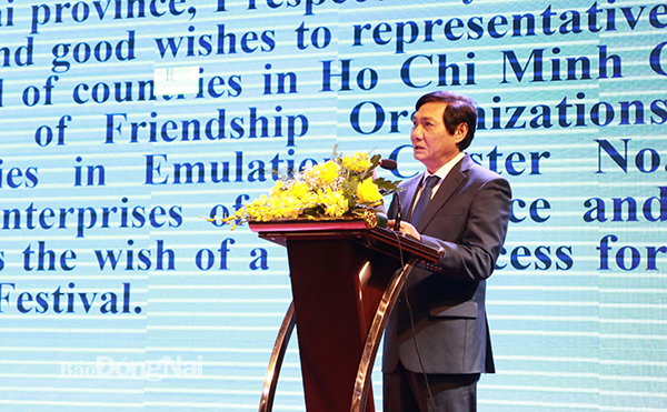 Phó chủ tịch UBND tỉnh Nguyễn Sơn Hùng phát biểu tại chương trình. (ảnh: Sông Thao)