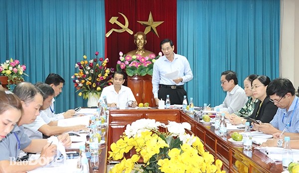 Phó chủ tịch UBND tỉnh Võ Văn Phi phát biểu tại cuộc họp