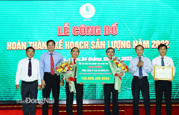 Trao khen thưởng của Tập đoàn công nghiệp cao su Việt Nam cho tập thể lãnh đạo Tổng công ty cao su Đồng Nai. Ảnh: Huy Anh