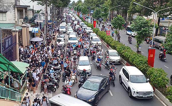 Tình hình giao thông rối ren trên đường Nguyễn Ái Quốc (phía trước cổng Trường TH-THCS-THPT Bùi Thị Xuân) trong giờ cao điểm. Ảnh: Thành Nhân