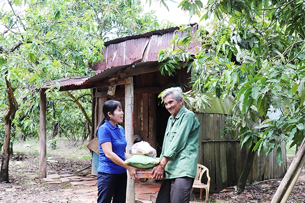 Chị Nguyễn Thị Mai Anh đến tặng quà cho ông Trần Quang Sáu (81 tuổi, ngụ ấp 6, xã Mã Đà, H.Vĩnh Cửu), thuộc diện người già neo đơn