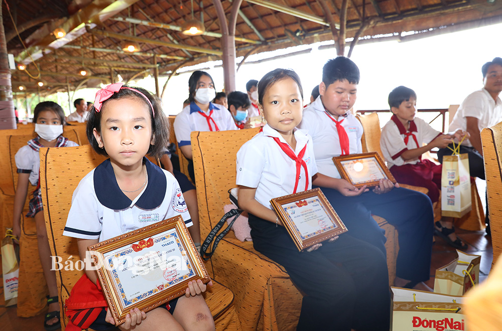 Các em học sinh nhận học bổng Vượt khó vì tương lại Báo Đồng Nai lần thứ 20