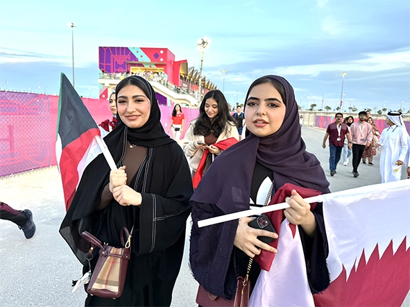 Nữ cổ động viên Qatar đi xem bóng đá