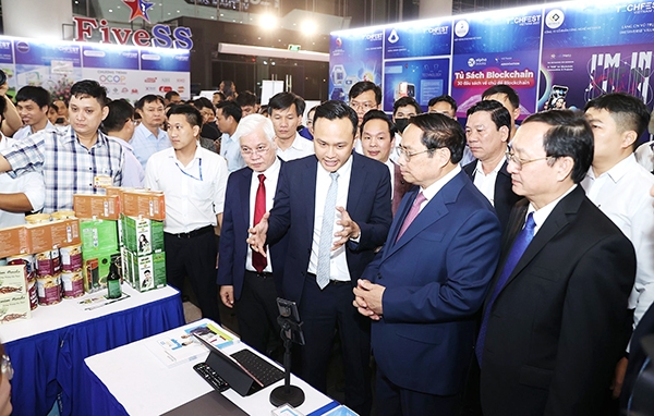 Thủ tướng Phạm Minh Chính tham quan các sản phẩm tại Ngày hội Khởi nghiệp đổi mới sáng tạo quốc gia