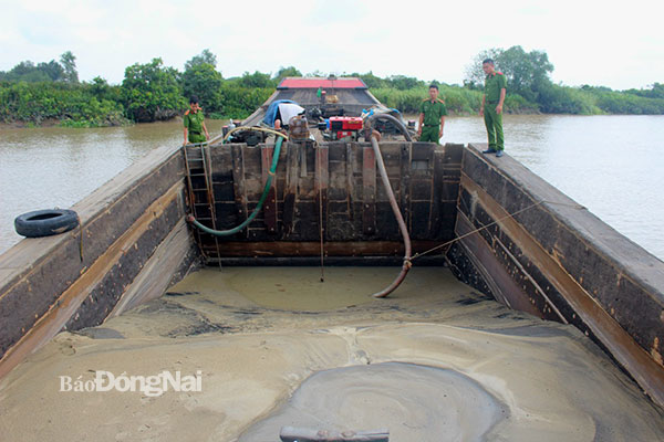 Một phương tiện bơm hút cát bị lực lượng công an bắt giữ khi đang khai thác cát trên phép trên sông Đồng Nai đoạn qua xã Long Hưng, TP. Biên Hòa