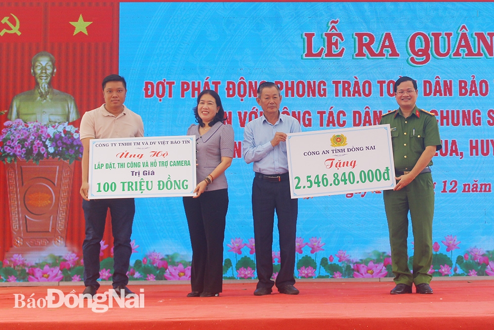 Đại diện Công an tỉnh và các ban ngành trao số tiền tượng trưng cho lãnh đạo H.Tân Phú để thực hiện đợt phát động phong trào Toàn dân bảo vệ an ninh Tổ quốc gắn với công tác dân vận