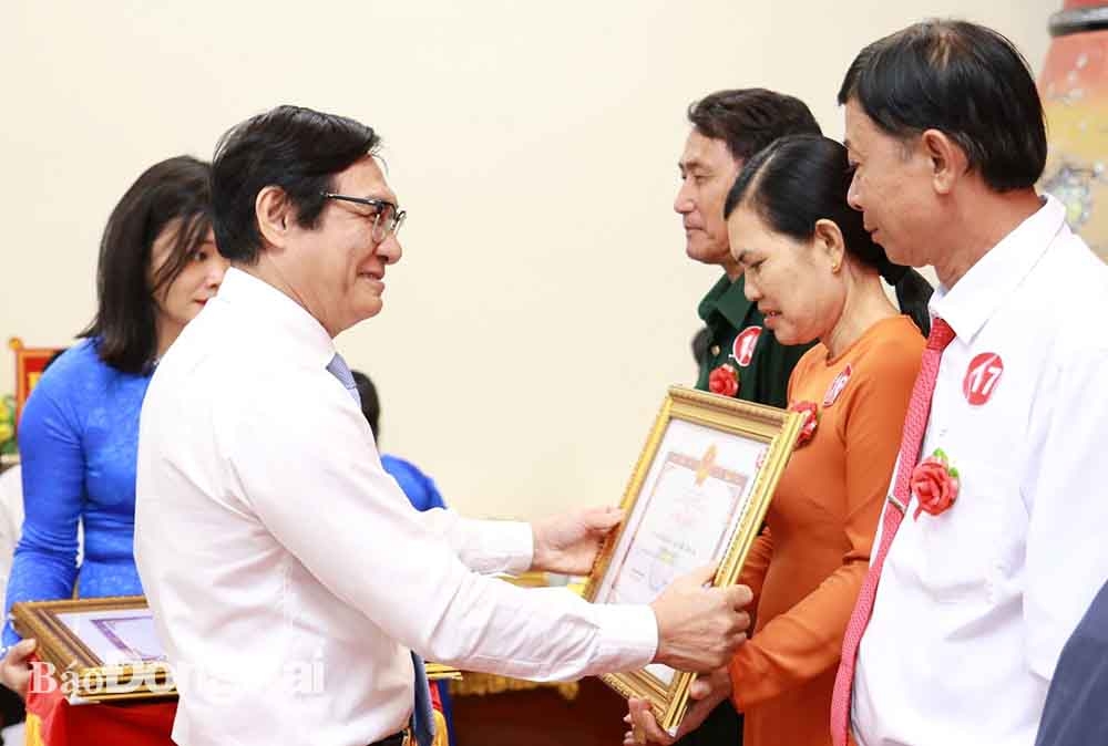 Phó chủ tịch UBND tỉnh Nguyễn Sơn Hùng trao bằng khen của UBND tỉnh cho các tấm gương người tốt việc tốt năm 2022.