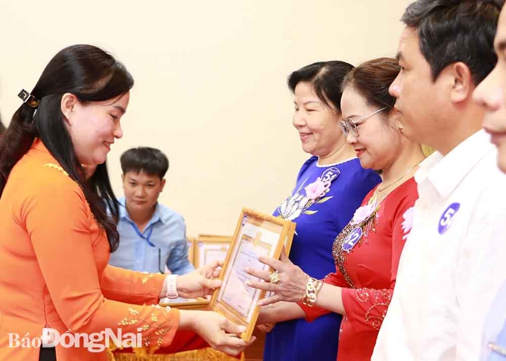 Phó trưởng ban thường trực Ban Tuyên giáo Tỉnh ủy, Chủ nhiệm Chương trình 7 - Người tốt việc tốt tỉnh Nguyễn Thị Hồng Trang trao giấy khen của Ban Tuyên giáo Tỉnh ủy cho các tấm gương người tốt, việc tốt năm 2022.