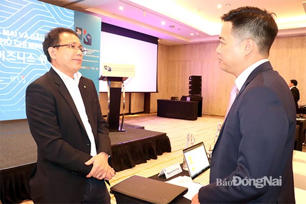 Cục phó Cục Đầu tư nước ngoài (Bộ KH-ĐT) Nguyễn Anh Tuấn (phải) trao đổi về thu hút đầu tư bên lề Hội nghị Xúc tiến đầu tư với doanh nghiệp Hàn Quốc mới tổ chức tại TP.HCM. Ảnh: H.Giang